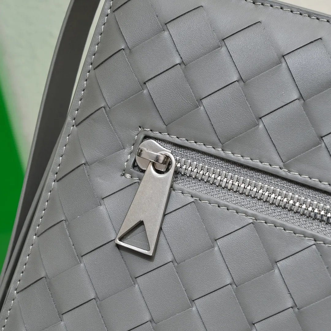 Batch 1440 #B家 New woven handbag 👇, the handbag uses BV classic woven mesh. The size of the middle mesh is just right. The design is simple, simple and high-end. The material is made of soft cowhide. Zipper opening and closing. There is a card slot inside. It is extremely usable. You can do everything with one handbag when you go out! Combining beauty and practicality, it’s perfect for personal use and gift giving! Size: 27.5X20.5x2, model: 80-9#